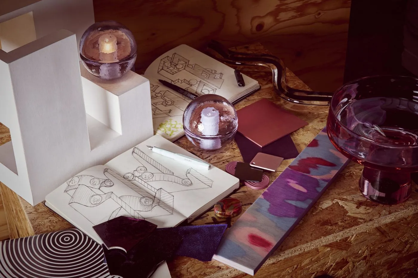 Bocci's 14p goes purple in neodymium glass, and the colour will not sit still, image via Bocci