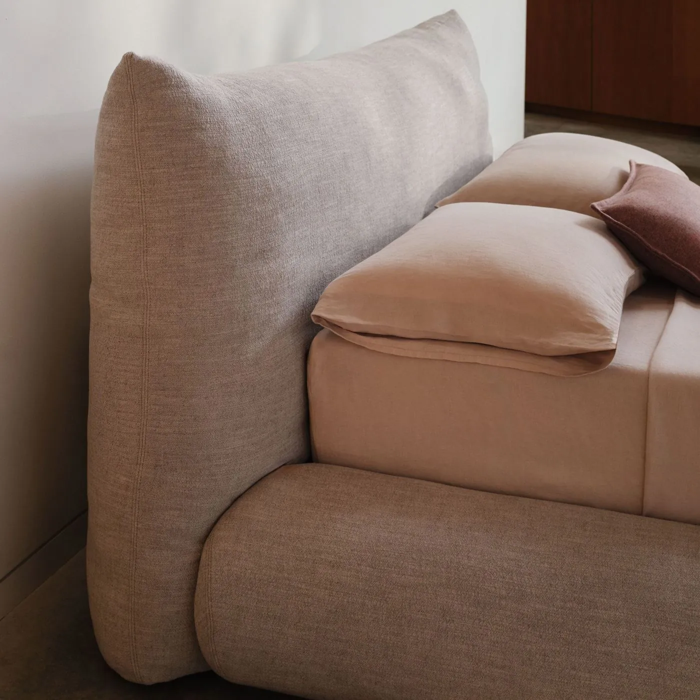 Willo Perron gives Knoll its first bed in decades, built to look like a stack of pillows, image via Dezeen